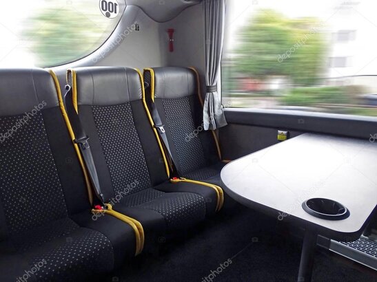 Groupe de voyageurs installés confortablement dans un minibus moderne