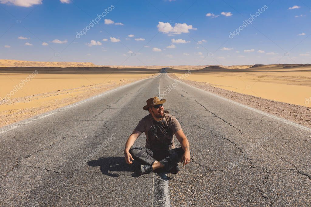 4x4 de tourisme roulant sur une piste sableuse