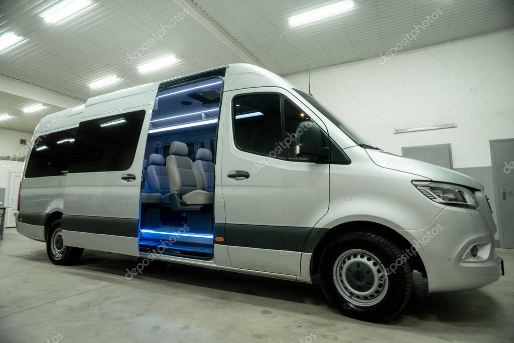 Groupe de voyageurs montant dans un minibus touristique