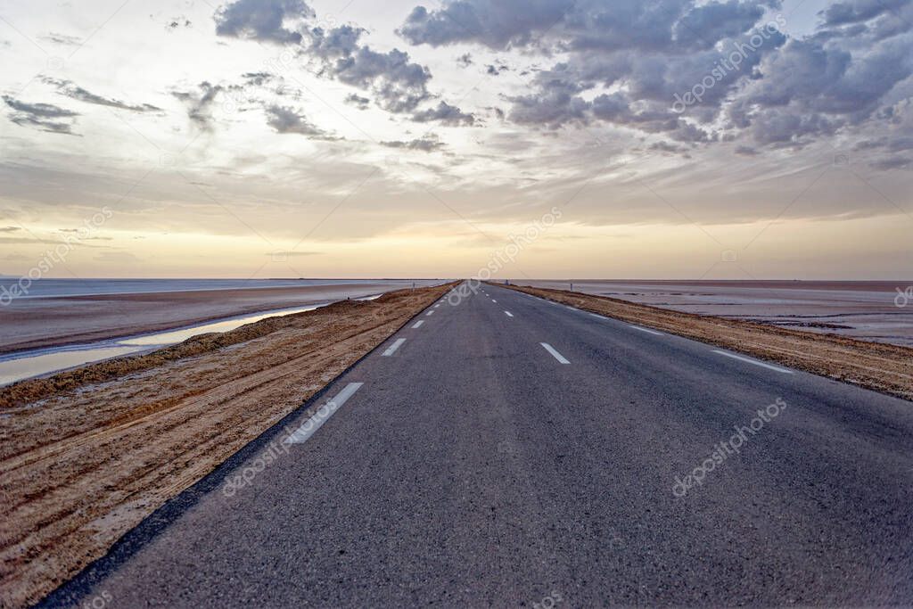 4x4 sur une piste en Tunisie avec dunes et ciel bleu