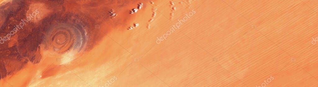 Dunes de sable doré en Mauritanie sous un ciel bleu